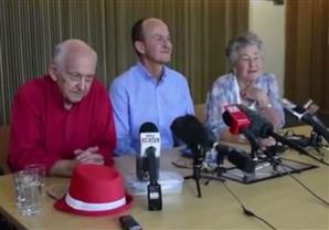 بالفيديو- فرحة أسرة الصحفي الاسترالي بعد خروجه من السجن المصري