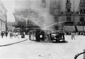 صورة نادرة جدا.. متظاهرين يشعلون النيران في سيارة تابعة لقوات الانجليز بالاسكندرية سنة 1931