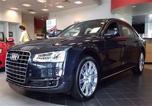 متعة الملاحة الليلية للسيارة Audi S8 Quattro 2015