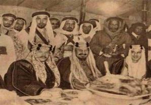 الملك فاروق بالزي السعودي مع الملك عبد العزيز آل سعود 1946- صورة نادرة