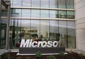 مايكروسوفت تخطط لإلغاء دردشة فيسبوك وجوجل من خدمة Outlook.com 