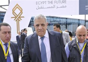 محلب يقوم بجولة في شرم الشيخ.. ويلتقي السائحين