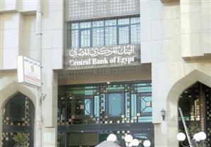 تجار ومستوردون يهاجمون قرارات المركزي بشأن الدولار.. ويهددون بالتصعيد