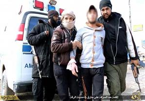 بالصور- داعش تقيم حد السرقة على شاب في الرقة  