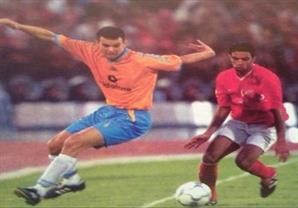 عبد الحميد بسيوني لاعب الإسماعيلى يمر من شادي محمد مدافع الأهلي