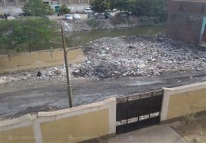 بالصور - ''سيارات الكسح'' تلقي بمخلفاتها أمام مدرسة أطفال بشبرا.. ورئيس الحي: ''مش فاضي'' 