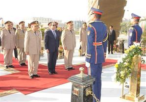 بالفيديو- السيسي يضع أكاليل من الزهور على قبري السادات و الجندي المجهول 