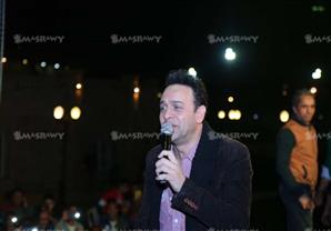 بالصور.. مصطفى قمر يغني للأيتام في منتزه الحلمية