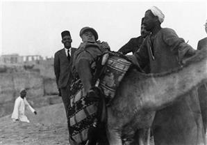 صور نادرة جدا.. شارلي شابلن يزور الأهرامات ١٩٣٢