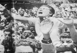 صورة نادرة- شكري سرحان محمولاً على الأعناق فى مسيرة يوم تنحي عبد الناصر