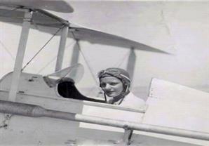 صورة نادرة - تعرف على أول امرأة تحلق بالطائرة في سماء مصر 1933م