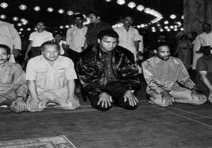 صورة نادرة.. محمد علي كلاي يصلي في مسجد محمد علي بالقاهرة