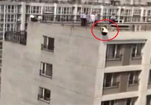 نجاة فتاة منتحرة بعد قفزها من الطابق 18
