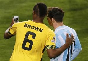 لاعب جامايكا يلتقط صورة سيلفي مع ميسي