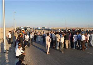 أهالي بالمنوفية يقطعون الطريق احتجاجاً على مقتل مزارع والأمن يطلق قنابل الغاز 