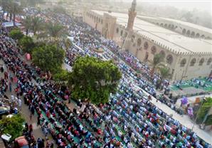 بالصور: الآلاف يؤدون صلاة العيد في جامع عمرو بن العاص