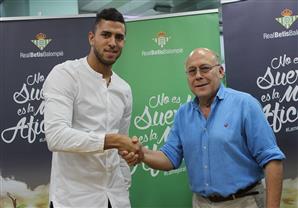 رسميًا- عمرو طارق ينضم لريال بيتيس الإسباني لـ 4 مواسم