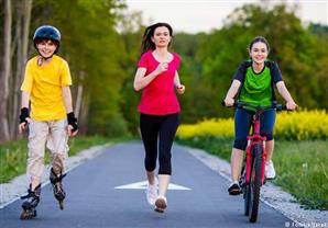 دراسة: الوالدان الأكبر سنا أكثر سعادة