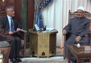 بالفيديو.. السفير الإيطالي يعزي شيخ الأزهر في ضحايا سيناء