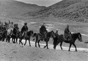 صور نادرة للدالاي لاما في مراحل عمره المختلفة 