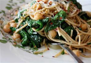 طبق اليوم: مكرونة بالسبانخ واللحمة المفرومة