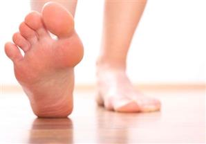 فيتامين B12.. من قدميك علامات تشير إلى انخفاض مستوياته في الجسم