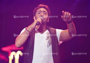 بالصور.. تامر حسني يشعل حفله الساهر في الإسكندرية