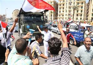 بالصور.. وصلة رقص لشباب امام مدرعة بالتحرير احتفالا بالقناة الجديدة 