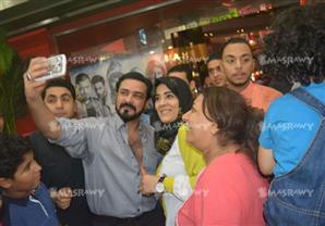 بالصور.. "سيلفي" محمد رجب ورانيا ملاح في سينما "الخلبوص"