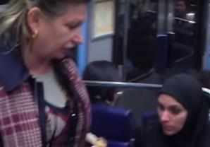 بالفيديو.. ماذا فعل الفرنسيون عند إهانة محجبة في مترو الأنفاق؟