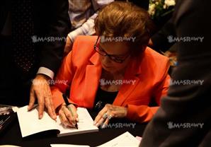 بالصور.. حفل توقيع كتابين للرئيس السادات بحضور السيدة جيهان