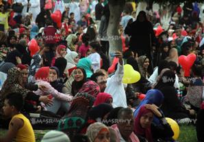 بالصور.. الألعاب النارية والدراجات في محيط ساحة الصلاة بـ"مصطفى محمود"