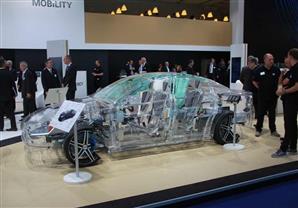 سيارة "شفافة" تبهر العالم بمعرض فرانكفورت الدولي 2015