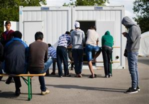 إصابة 10 أشخاص أثناء أعمال شغب في مخيم لطالبي اللجوء بفرنسا