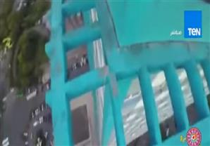 شاب روسي يتجول على حافة ناطحة سحاب