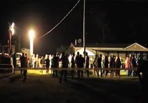 فريق انقاذ أمريكي ينقذ طفل وكلب سقطا في بئر 