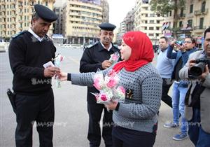 مواطنون يهدون الورود  لمدير أمن القاهرة أثناء تفقده ميدان التحرير