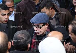 بالصور والفيديو- في جنازة ممدوح عبدالعليم.. بكاء وتزاحم وإنقاذ النعش من السقوط