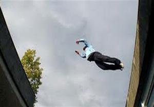 عامل يقفز من الطابق الرابع بعد تحرشه بفتاة خوفا من بطش الأهالي