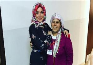 ليندسي لوهان تزور مخيم لاجئين سوريين وترتدي الحجاب تقديرا لهم