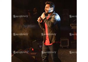 بالفيديو.. تامر حسني يغني مع نجل مصطفى قمر