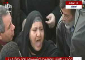 انفعال "أُم" أحد ضحايا انفجار الكنيسة الكاتدرائية خلال الاستعداد لدفن الجثامين  