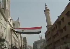 رفع علم مصر بين كنيسة القديسين ومسجد شرق الإسكندرية (صور)
