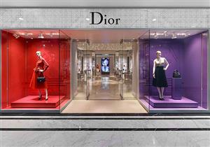 بالصور.. ماذا وضعت دار أزياء "dior" أمام محلها أثناء تجديده؟