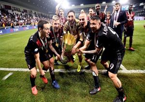 لحظة تتويج ميلان بكأس السوبر الإيطالي 2016