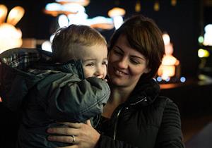 بالصور - طفل يستعيد بصره على أضواء ساطعة لشخصيات كرتونية