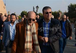 بالصور.. محمد صبحي ينهار خلال تشييع جثمان زوجته