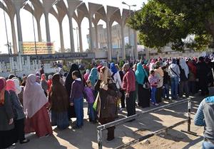 إقبال كثيف من الزائرين لمعرض الكتاب في يومه العاشر