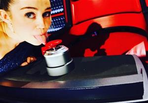 مايلي سايرس تعلن الإنضمام لـ The Voice عبر "لعق" زر الاختيار الأحمر