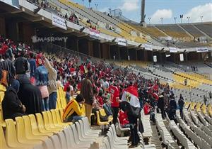  بالصور- الجماهير تتوافد على برج العرب قبل مباراة مصر ونيجيريا